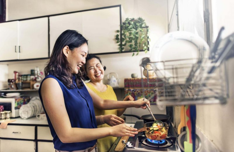 料理をする2人の女性